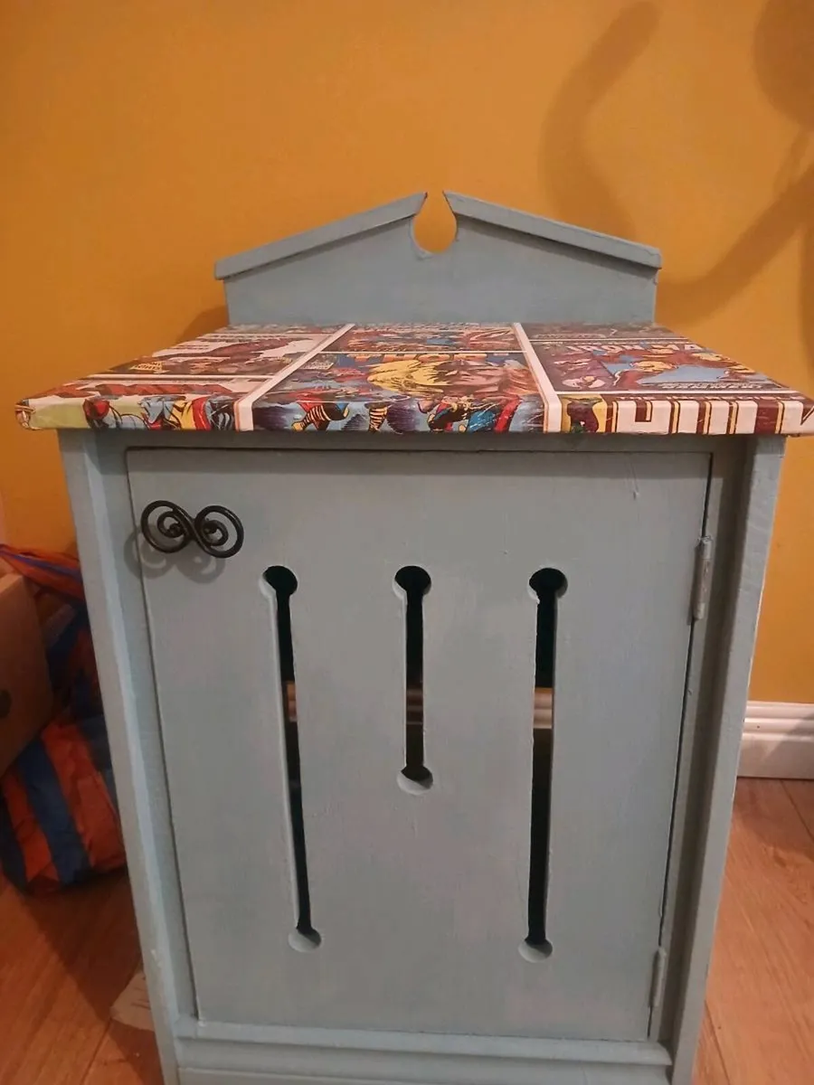 Boys locker - Image 1