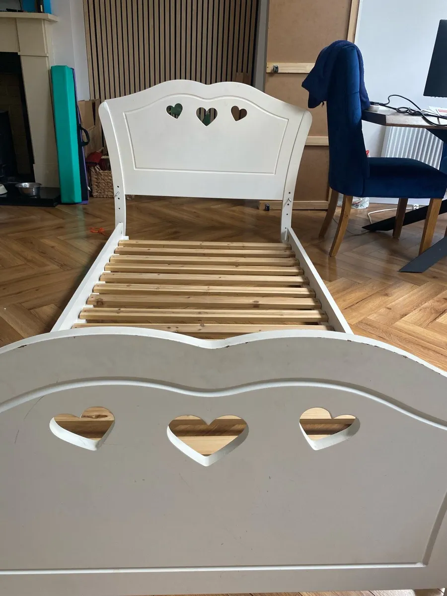 Single bed-white wooden - Image 1