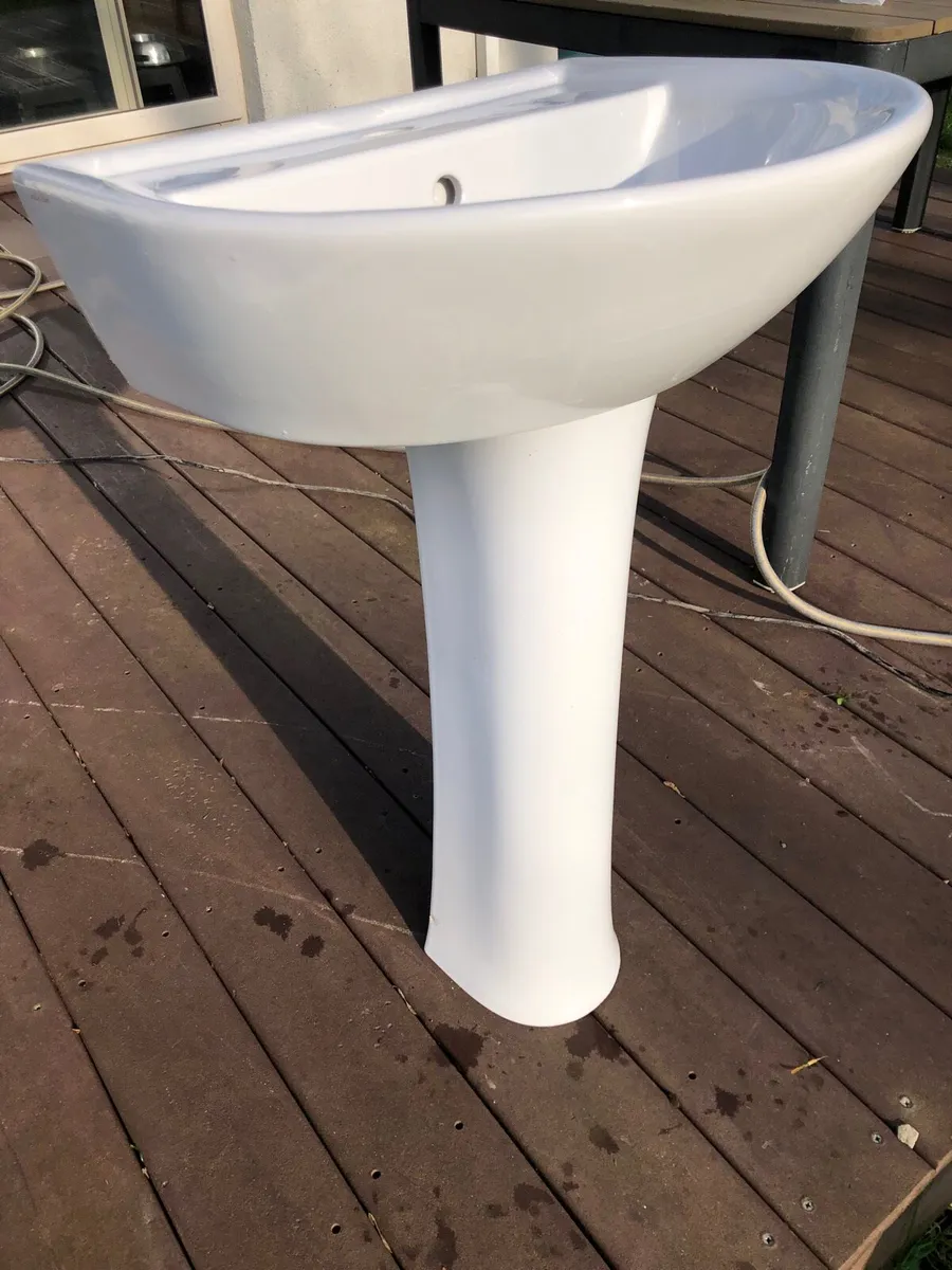 Basins pedestals and toilets - Image 3