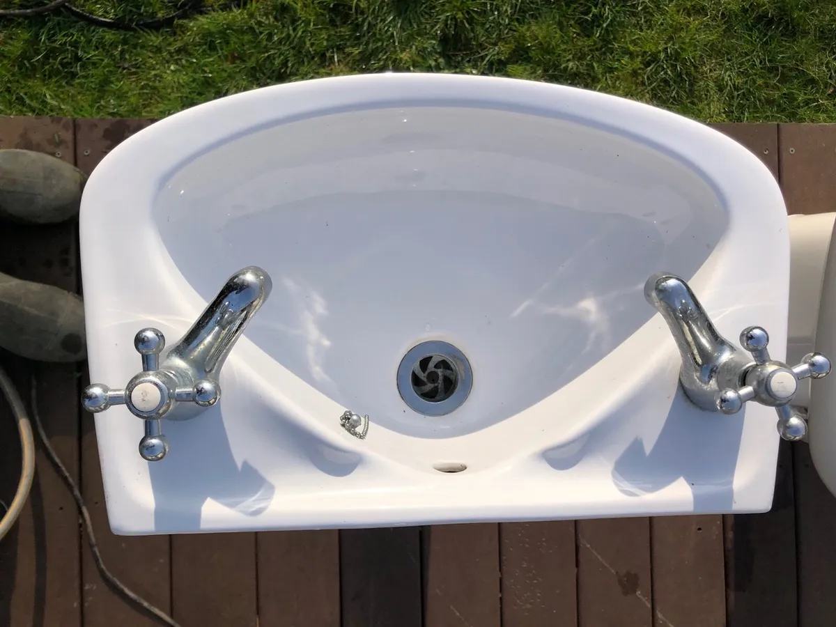 Basins pedestals and toilets - Image 4