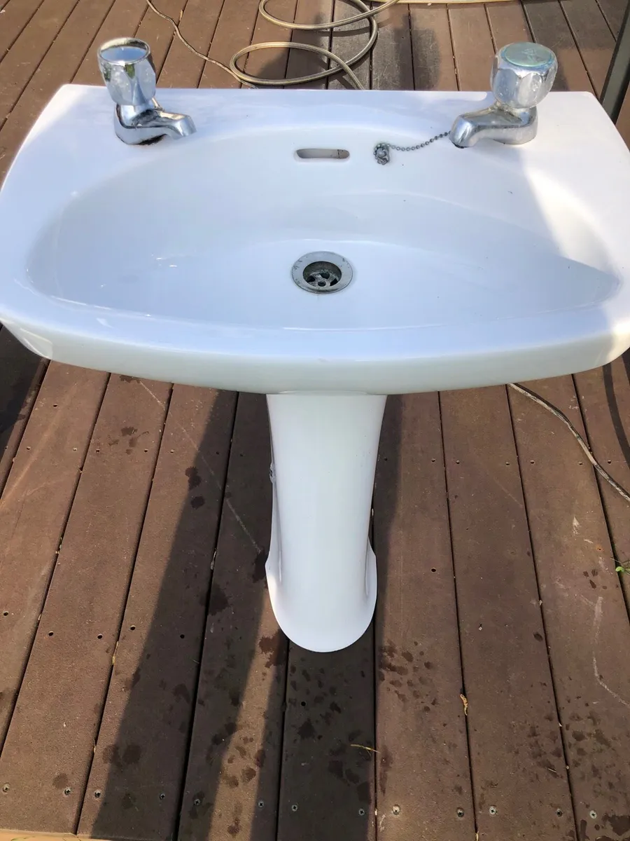 Cisterns Basins and pedestals - Image 2