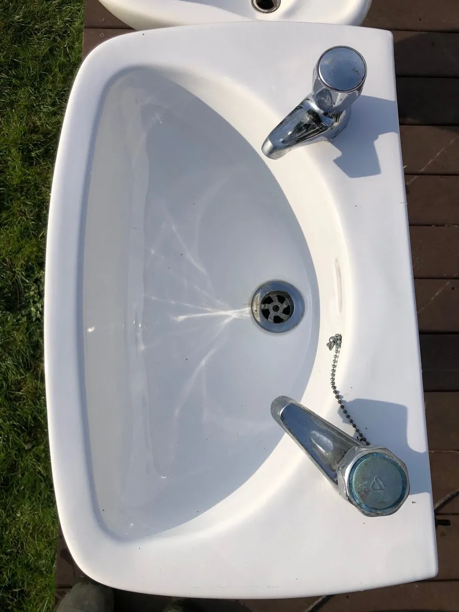 Cisterns Basins and pedestals - Image 3