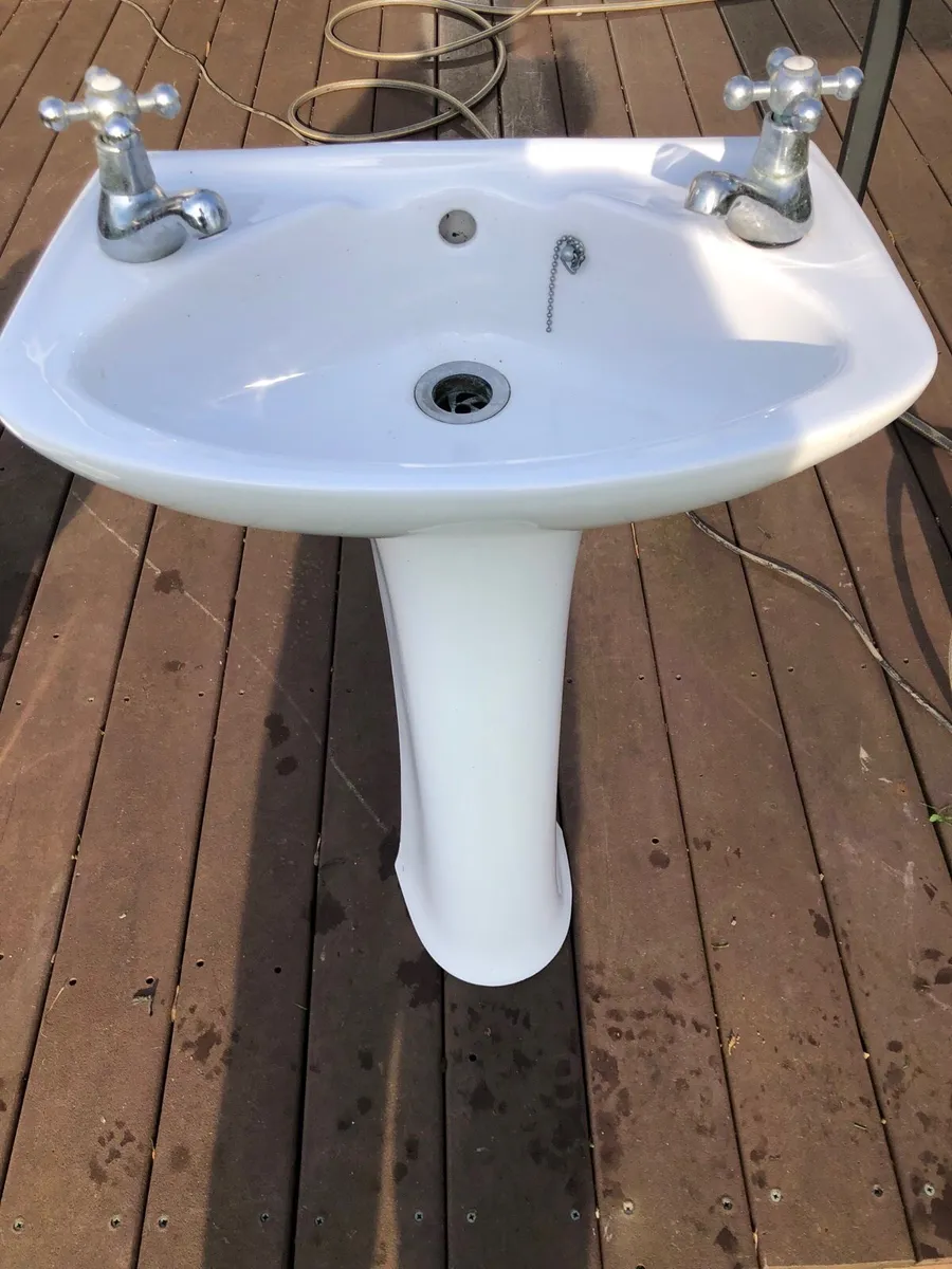 Cisterns Basins and pedestals - Image 4