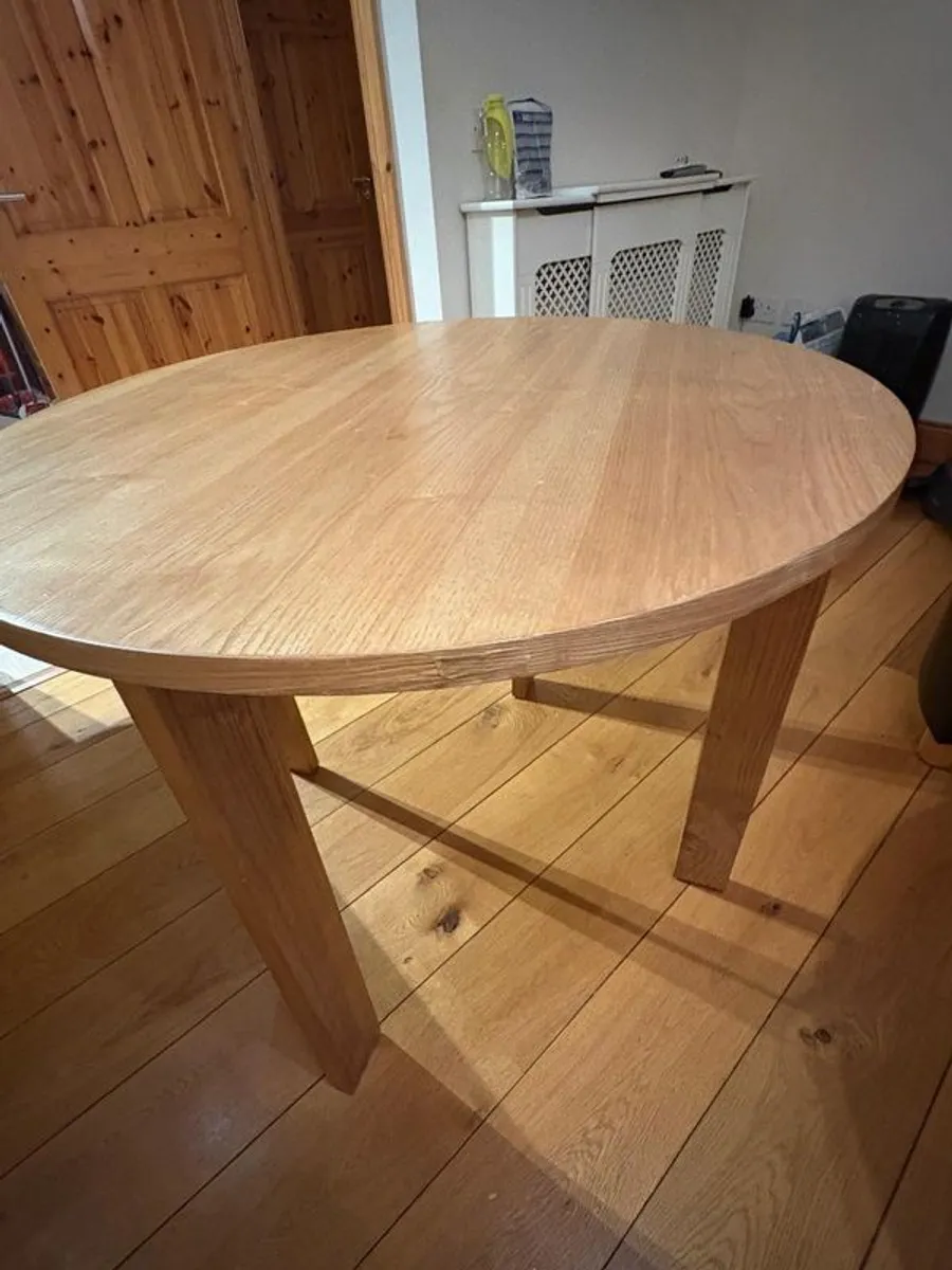 Dining table and 4 stools - Image 2