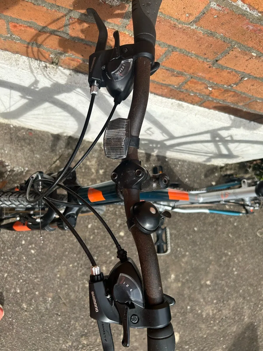 Claud Butler Women’s 18 speed hybrid bike - Image 3