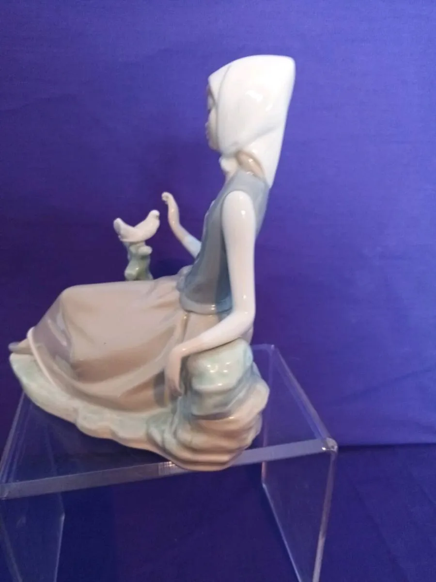 Beautiful  Lladro  Shepherdess Girl with a Dove - Image 4