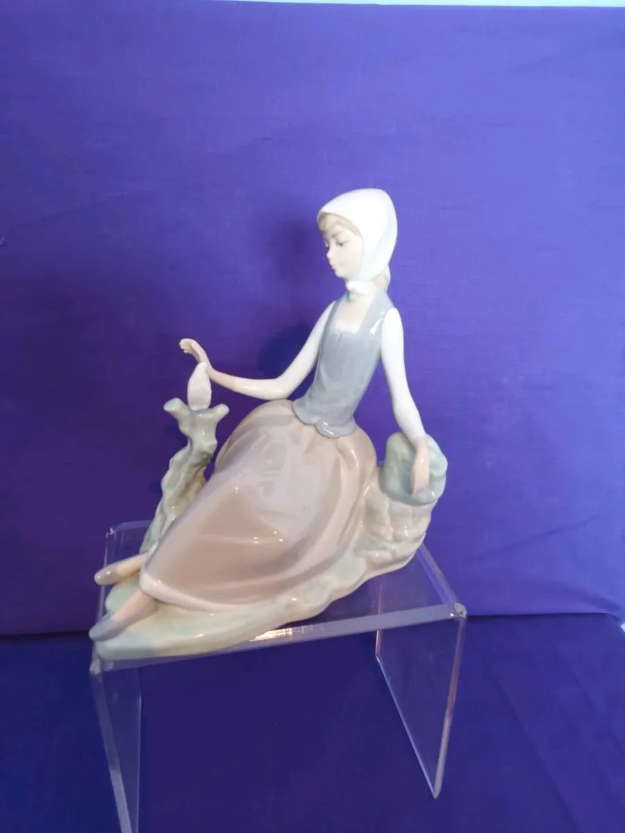 Beautiful  Lladro  Shepherdess Girl with a Dove - Image 1