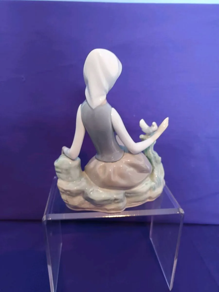 Beautiful  Lladro  Shepherdess Girl with a Dove - Image 2