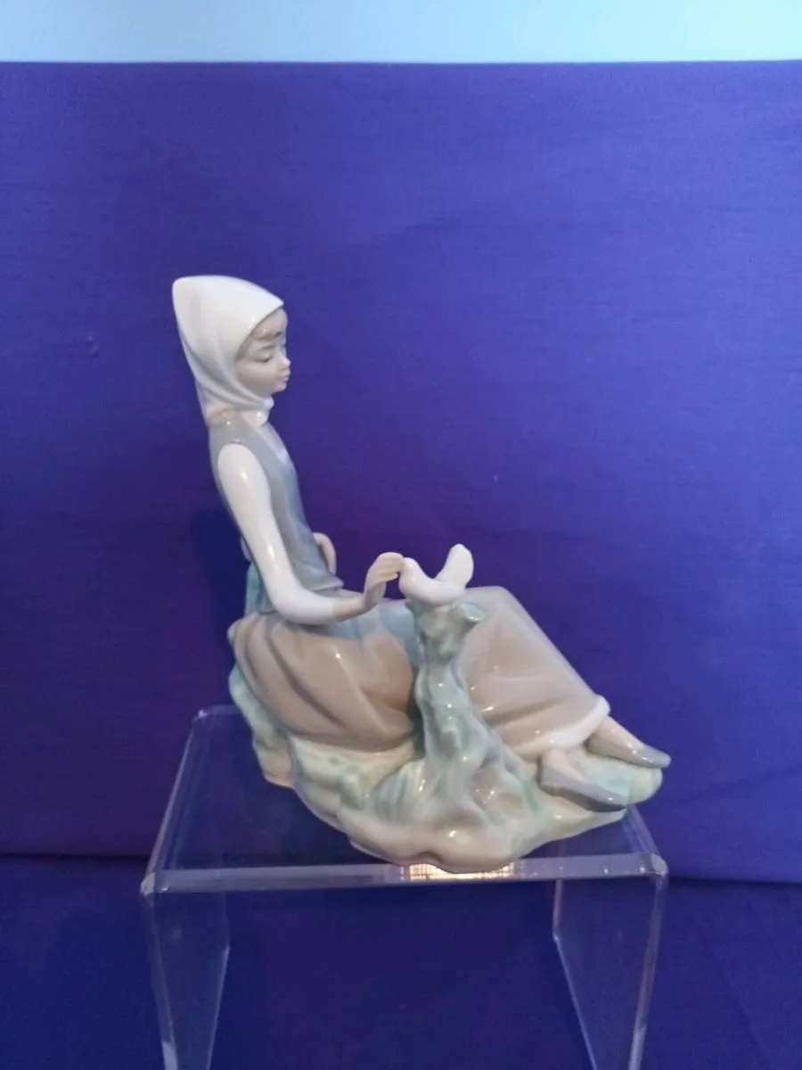 Beautiful  Lladro  Shepherdess Girl with a Dove - Image 3