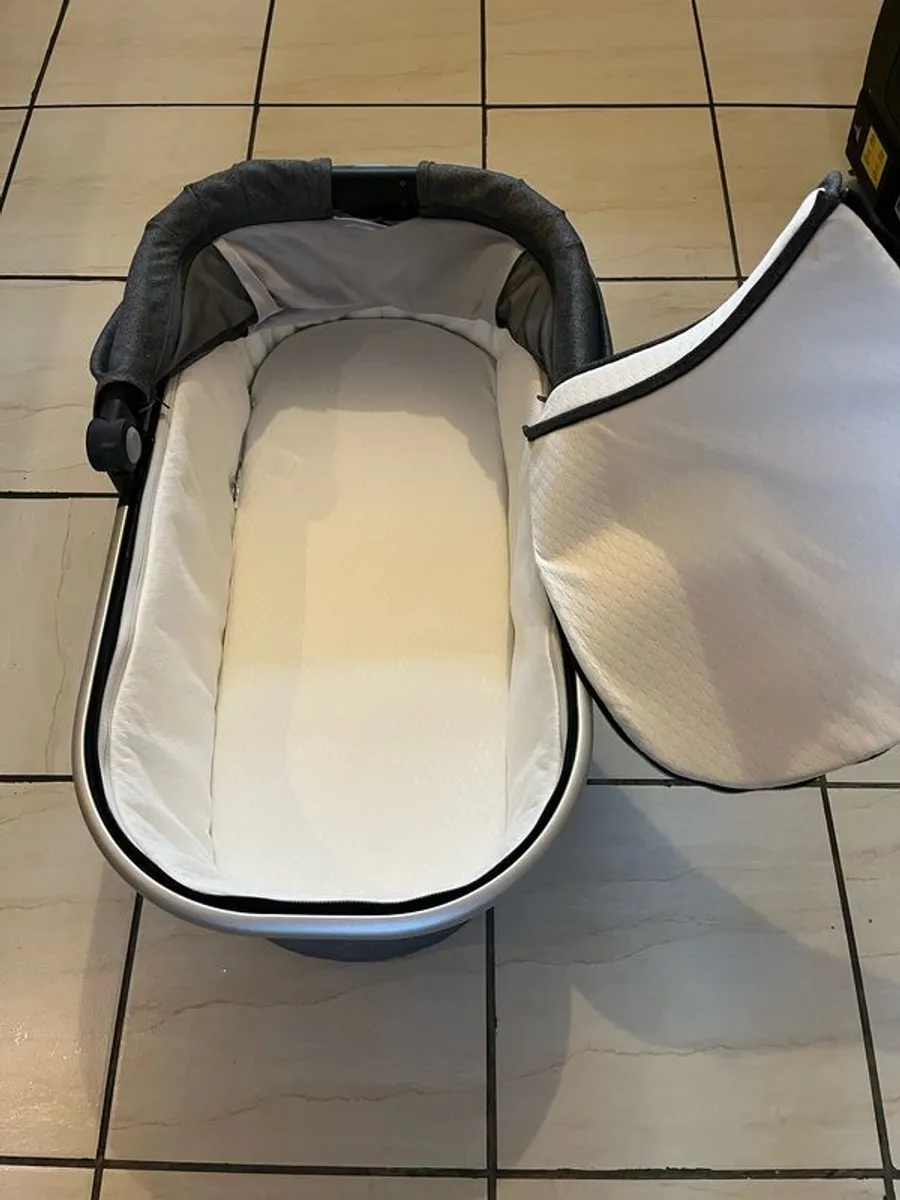 Uppa Baby Vista Twin Travel System - Image 2