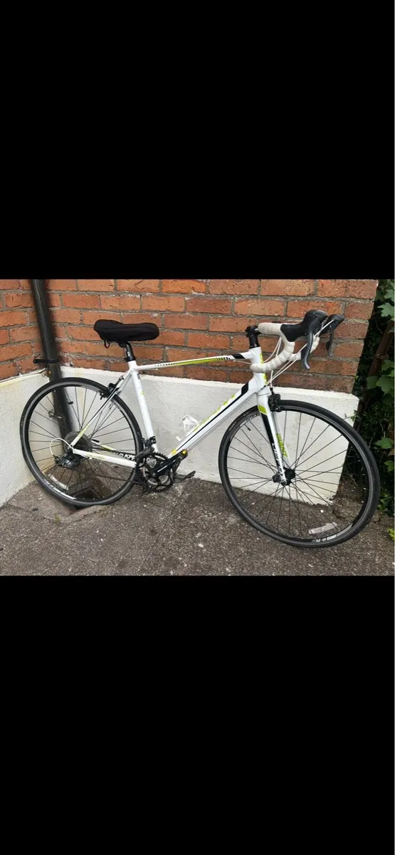 Giant Defy Men’s Road Bike - Image 2