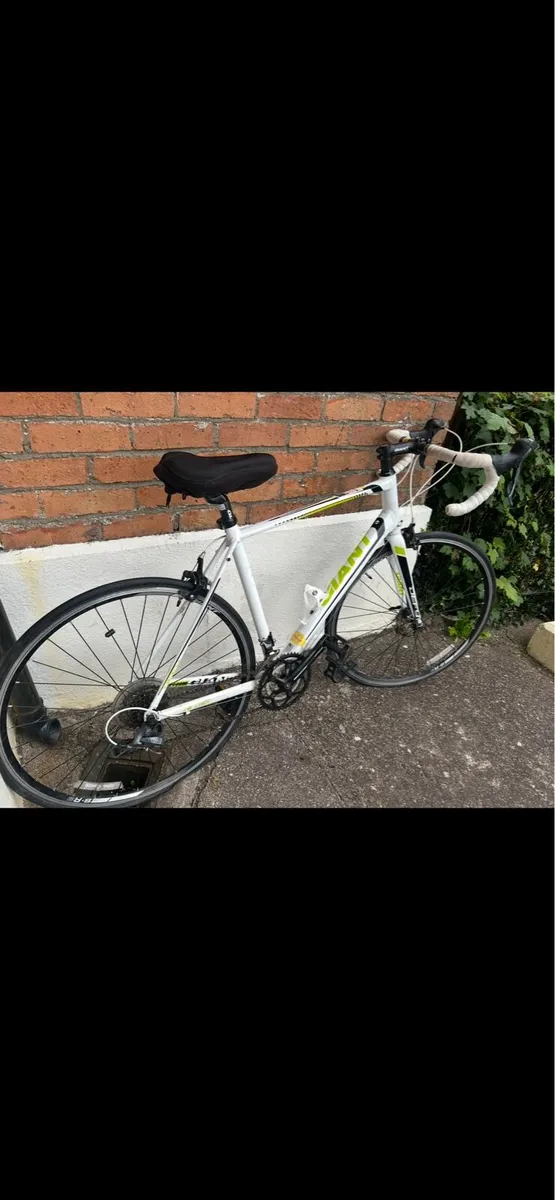 Giant Defy Men’s Road Bike - Image 1