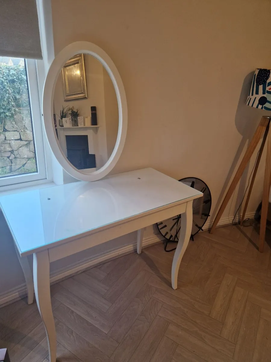 Dressing table - Image 1