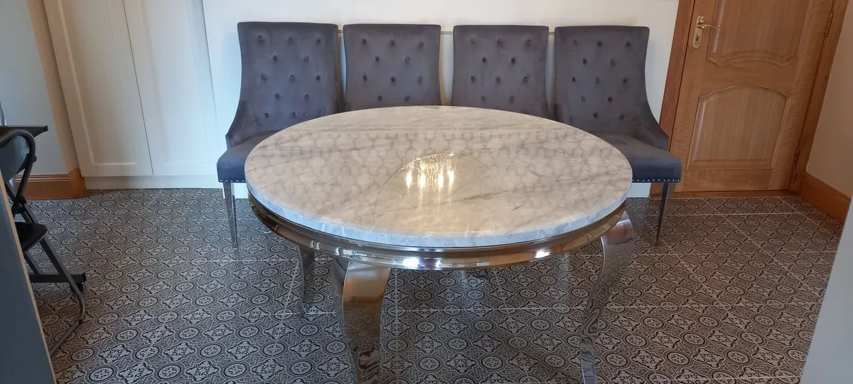 TABLE AND CHAIRS - Image 4