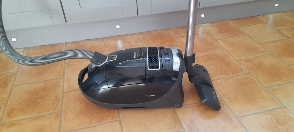 Miele vacuum cleaner - Image 1