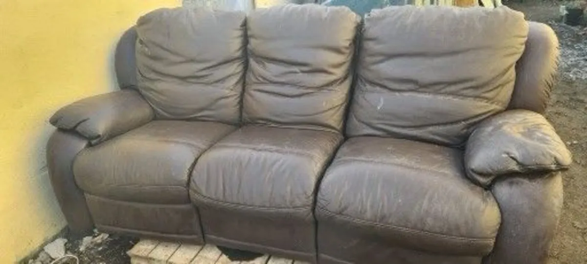 3 seater leather couch with two recliners - Image 1