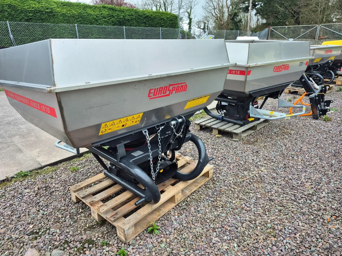Fertiliser spreader - Image 1