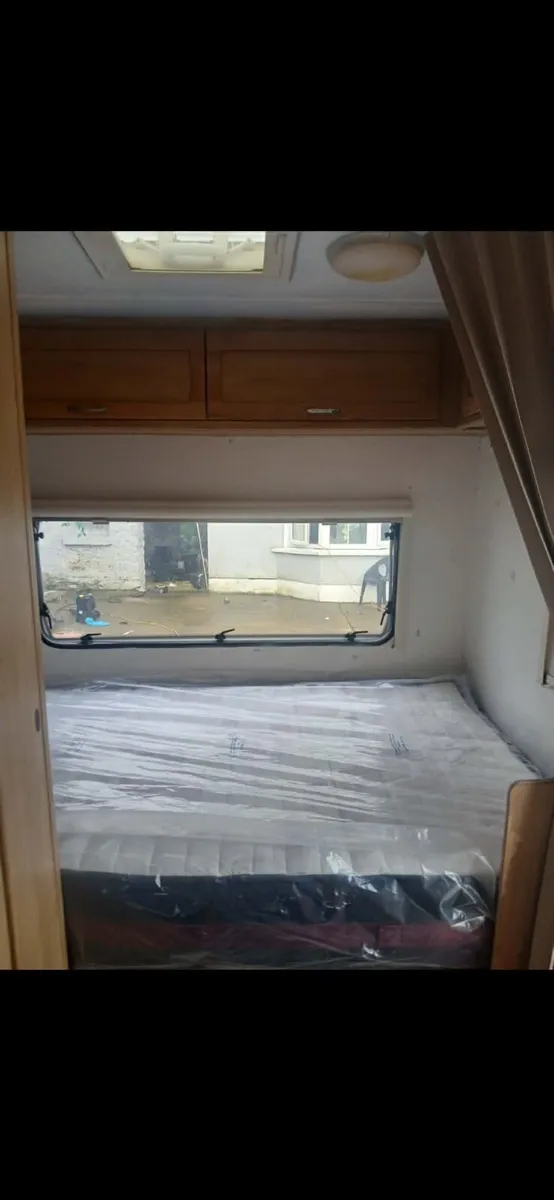 Fixed bed caravan - Image 4