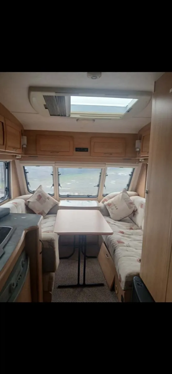 Fixed bed caravan - Image 3