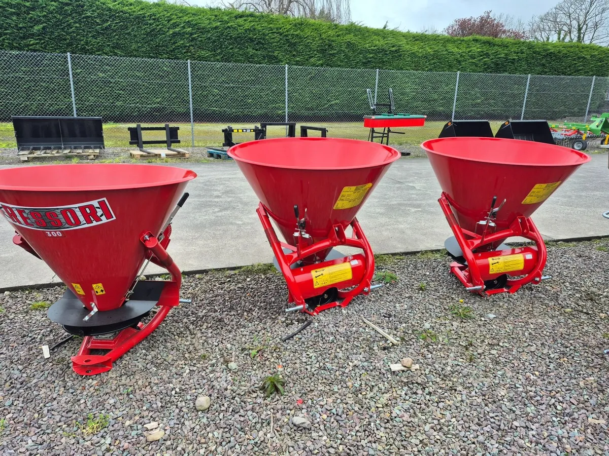 Fertiliser spreader - Image 1