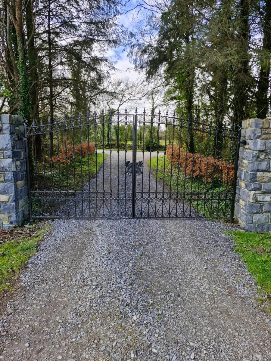 Cast iron gate's - Image 1