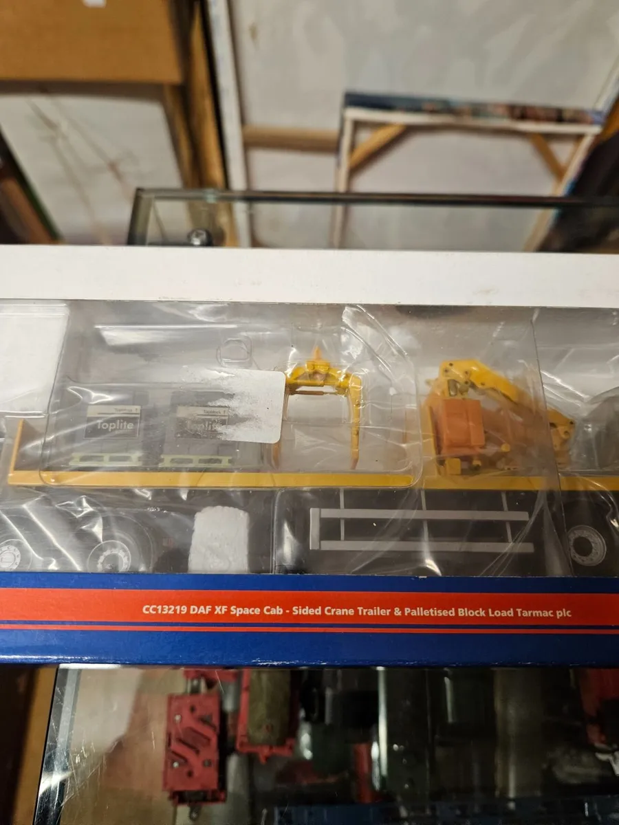 Corgi DAF Tractor Unit and Crane Trailer with Load - Image 2