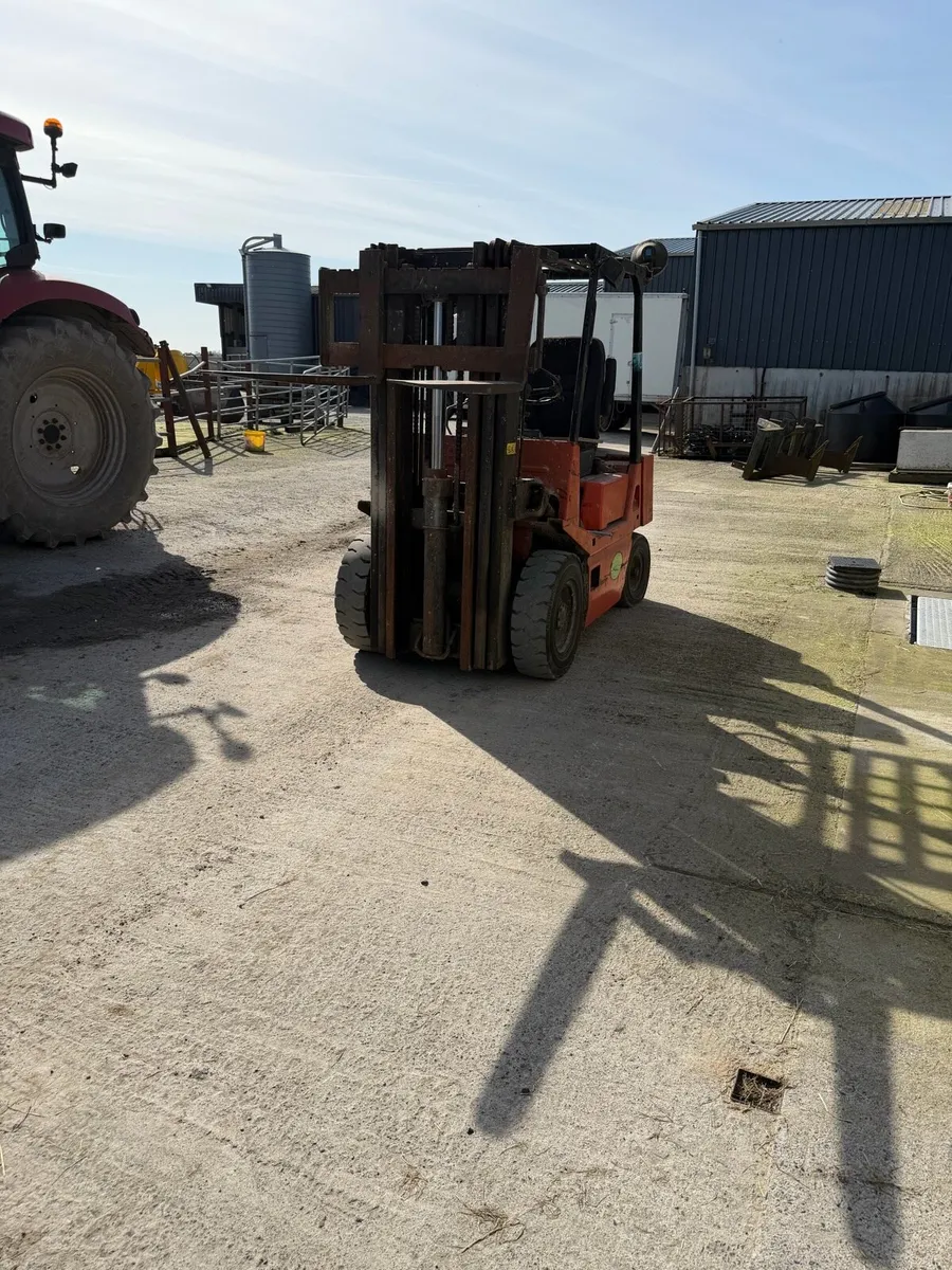 2.2 ton TCM Gas forklift, container spec, 3 stage - Image 1