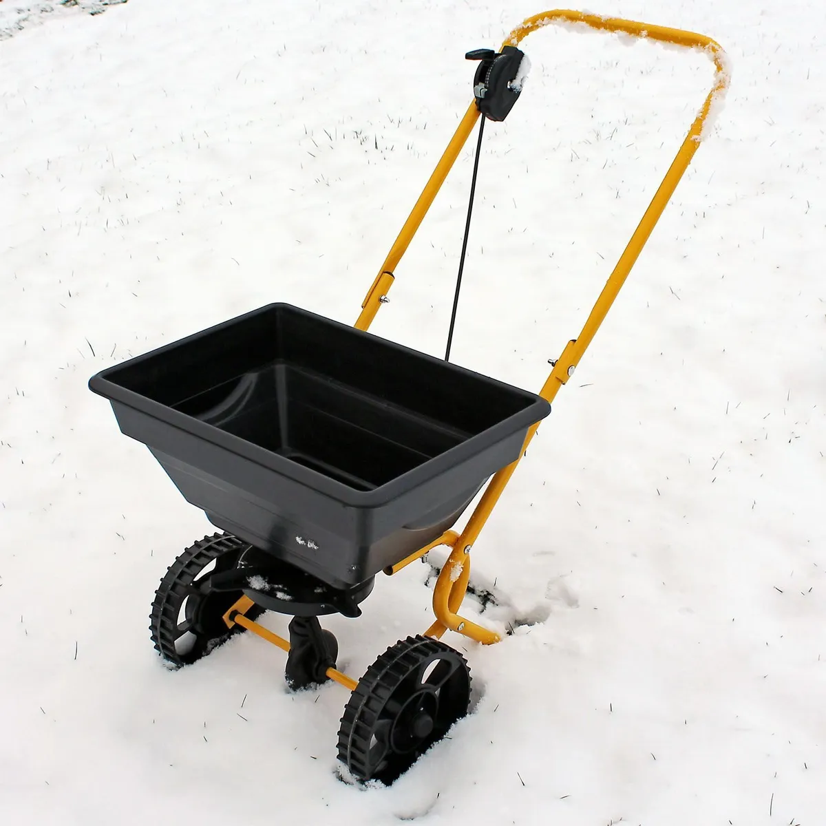 Push Broadcast Fertiliser Spreader - Image 2