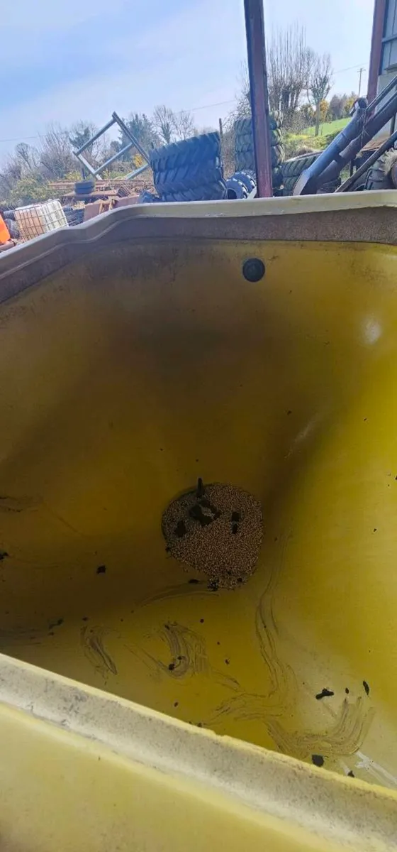 Cosmo fertiliser spreader - Image 3
