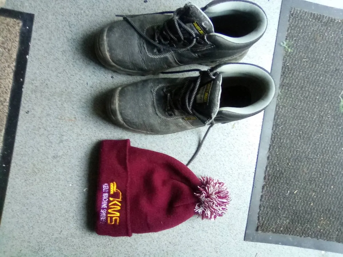 SIZE.  12. WORK. BOOTS. AND. THERMAL. HAT - Image 2