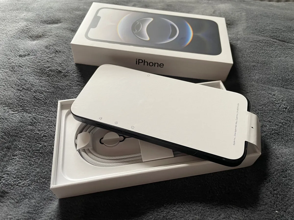 iPhone 16e - Image 3