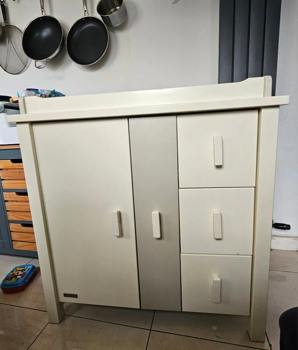 baby changing table - Image 1