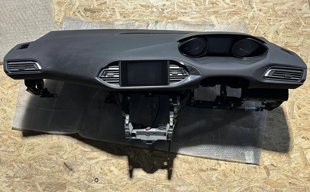 Dashboard Peugeout 308 2016 - Image 1
