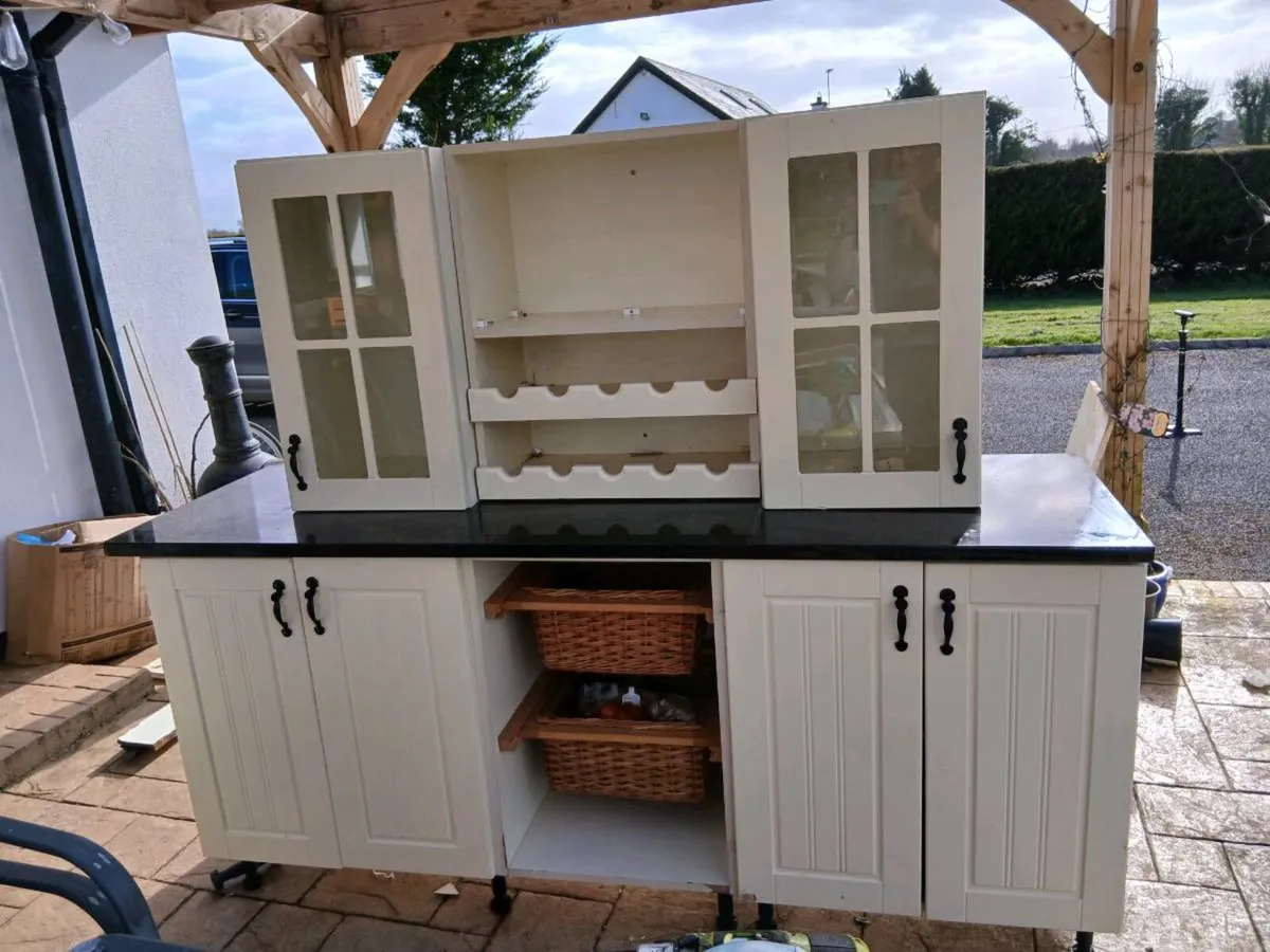Kitchen with granite and dishwasher - Image 1