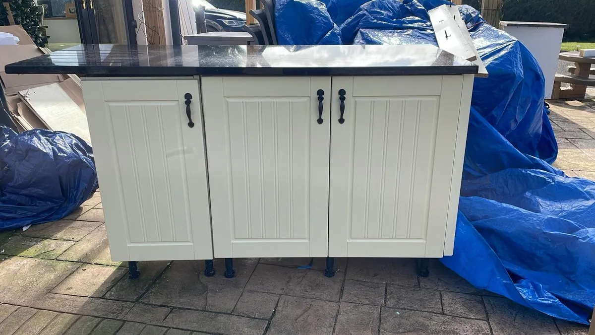 Kitchen with granite and dishwasher - Image 2