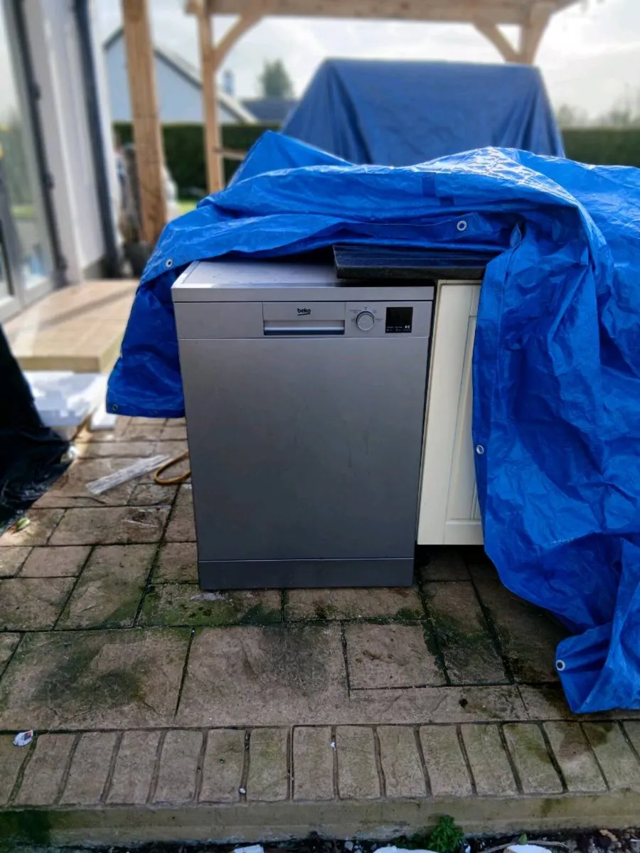 Kitchen with granite and dishwasher - Image 3