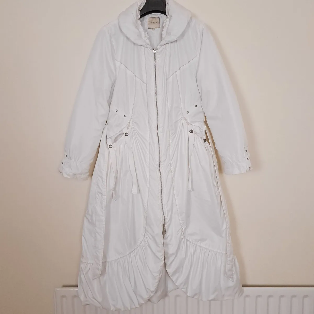 Alexo Vintage White Ruffle Hem Puffer Coat 10-12UK - Image 1
