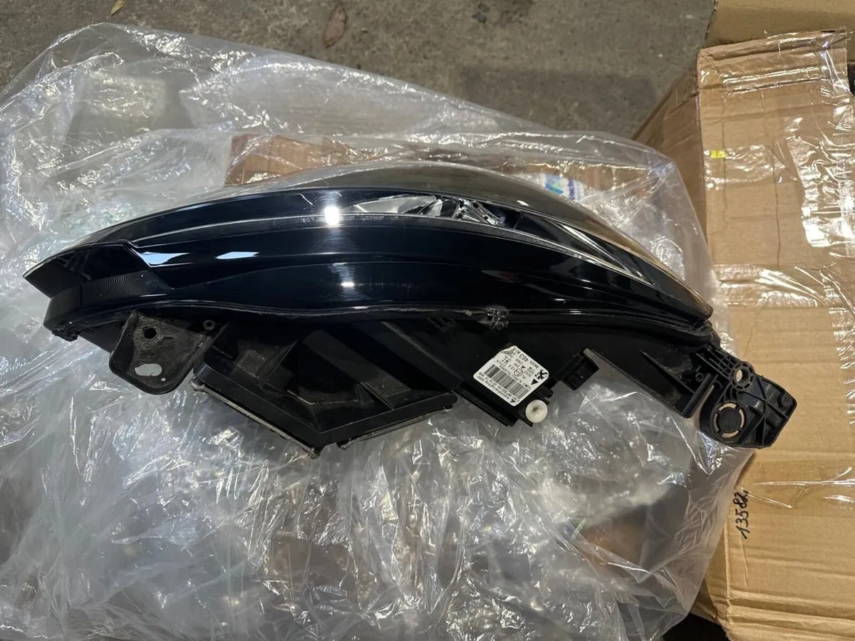 Right Headlight Peugeout 308 2016 - Image 2