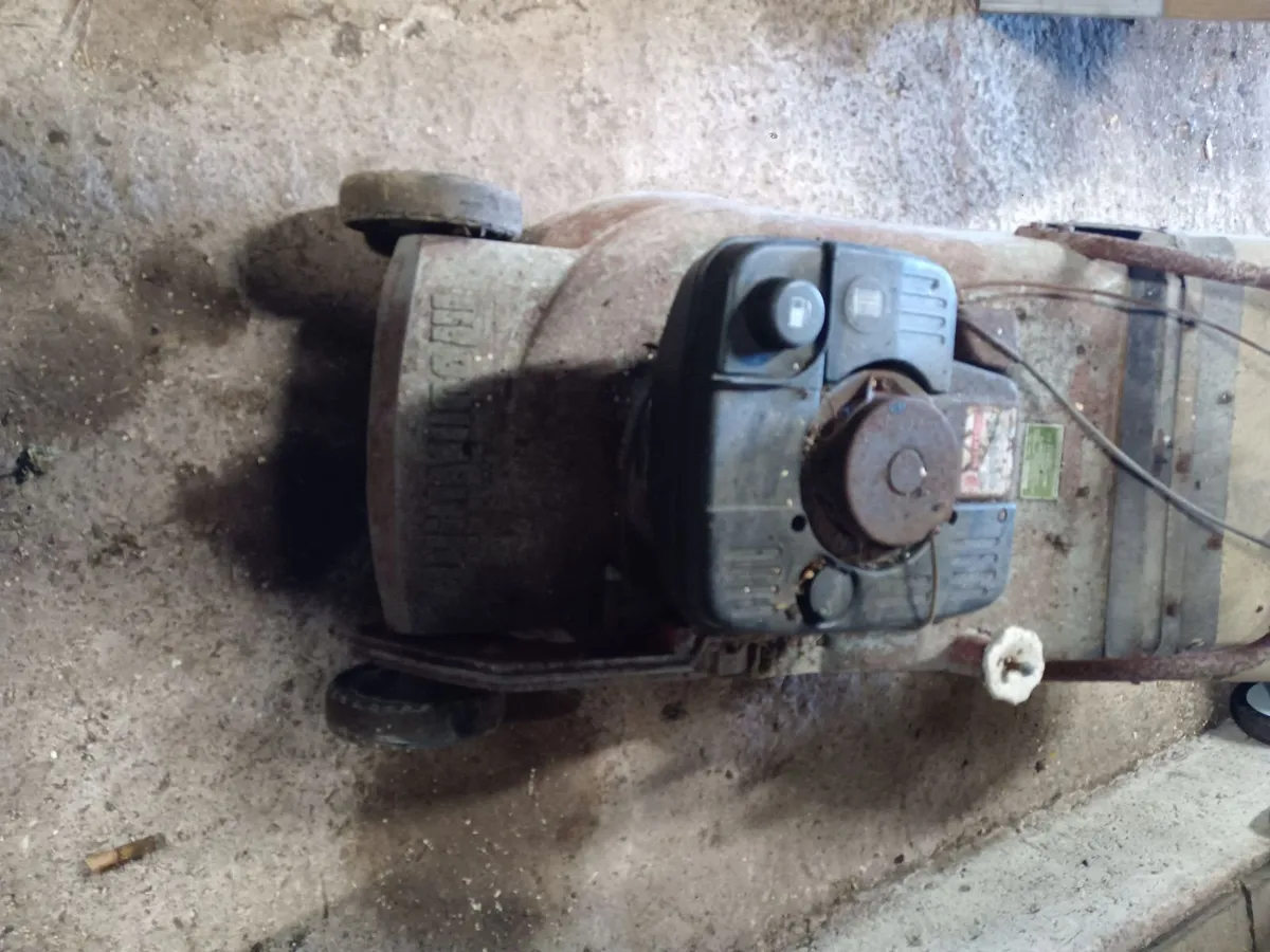 Vintage lawnmower - Image 1
