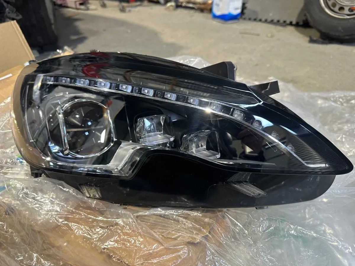 Right Headlight Peugeout 308 2016 - Image 1