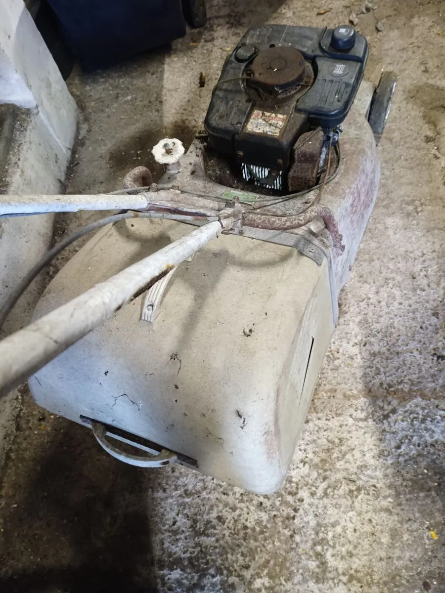 Vintage lawnmower - Image 2