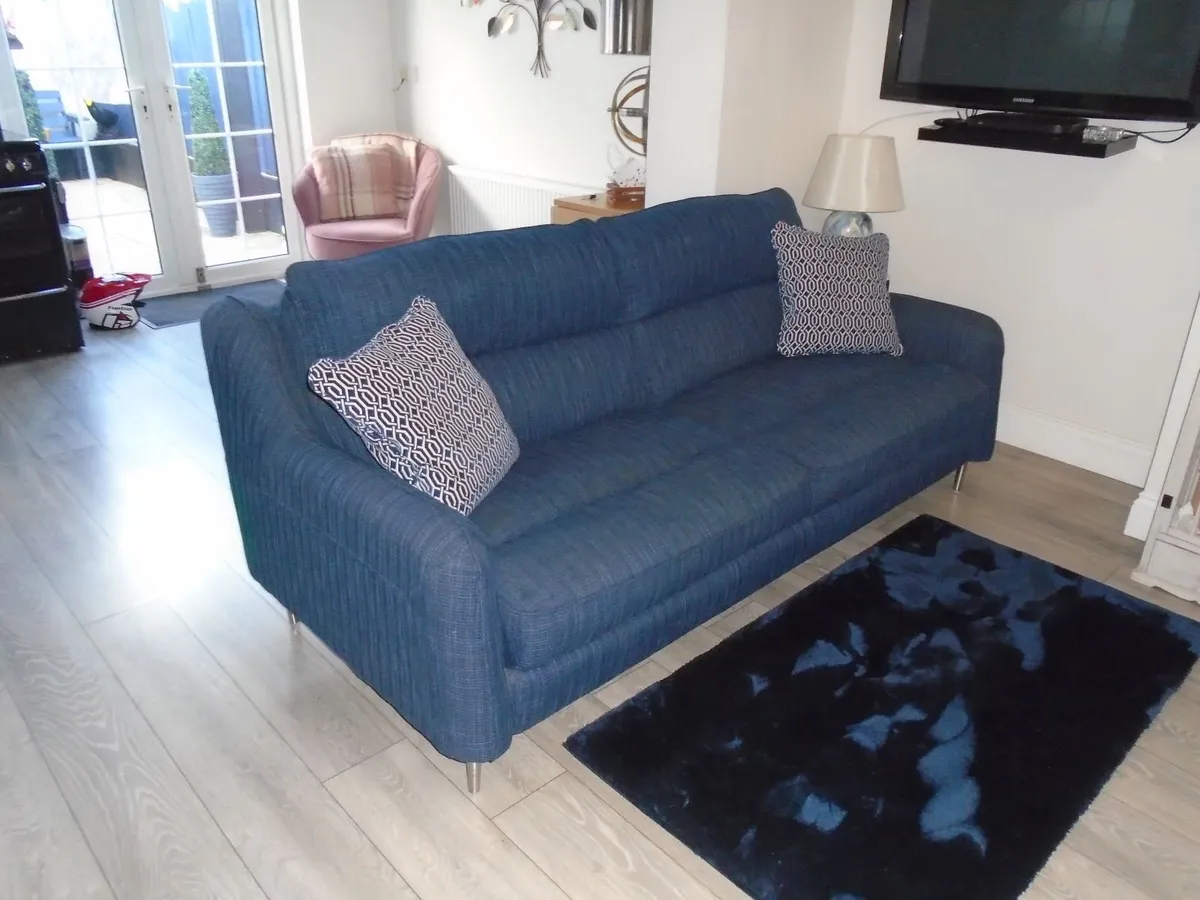 LIVING ROOM - Image 1