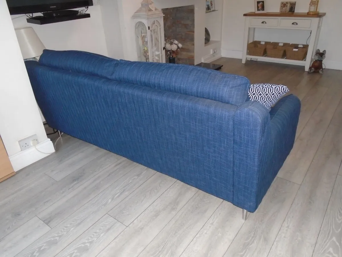 LIVING ROOM - Image 2