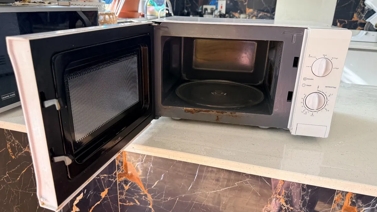 PowerPoint 700W Microwave - 20L White - Image 4