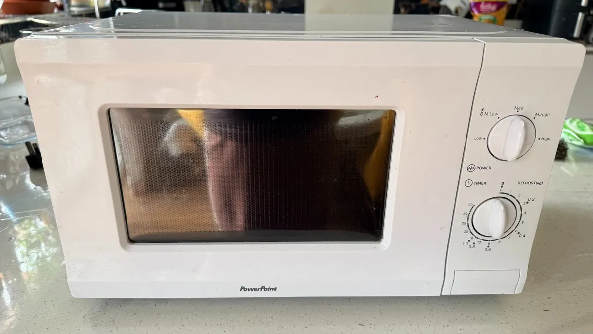 PowerPoint 700W Microwave - 20L White - Image 3