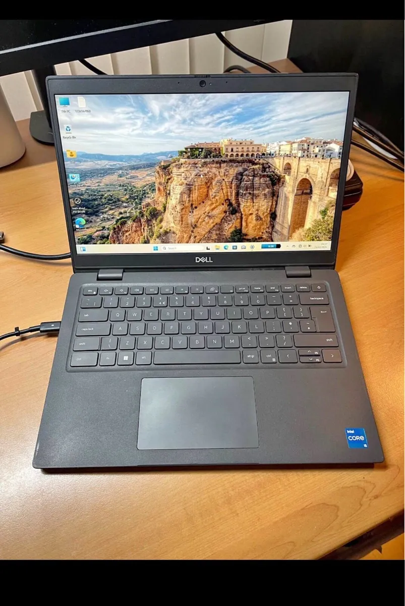 Dell laptop i5 pro 16/256 windows 11 pro