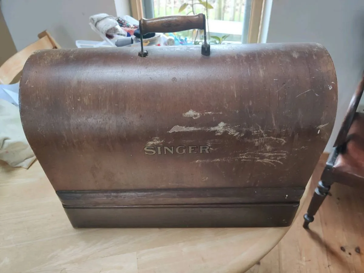 Singer sewing machine - Image 2