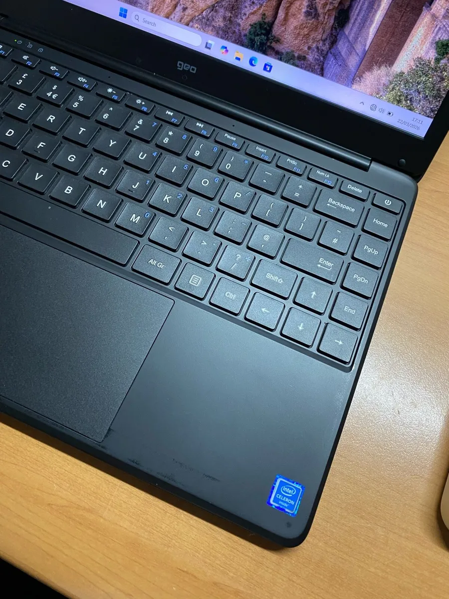 Laptop for sale windows 11 like new - Image 2