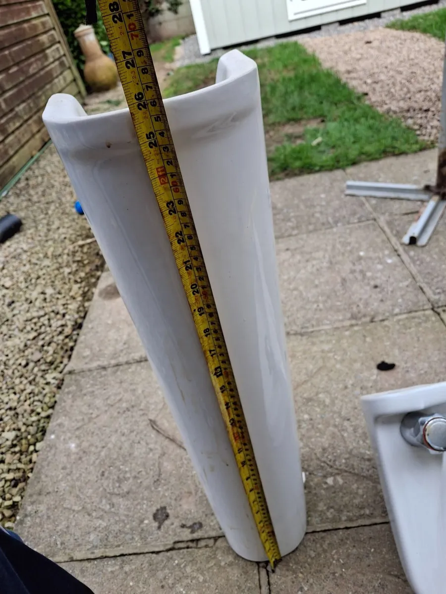 Bathroom Sink & Pedestal (Taps Included) - Image 3
