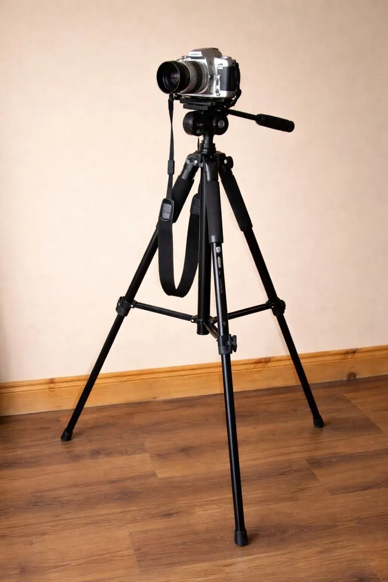 Minolta Film Camera + Tripod – Fully Working – €50 - Image 2